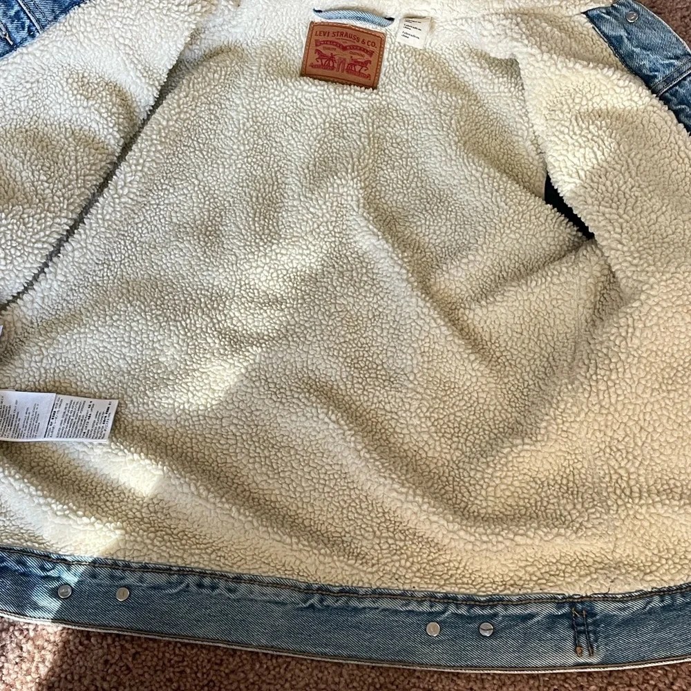 Levi's Denim Jacket with Cream Sherpa Lining - Picture 4 of 6